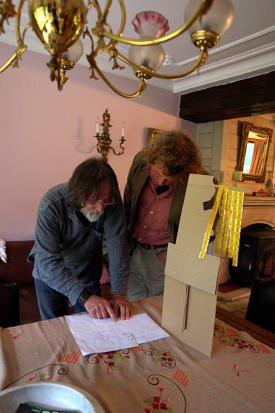jef en tymen gebogen over de ontwerptafel